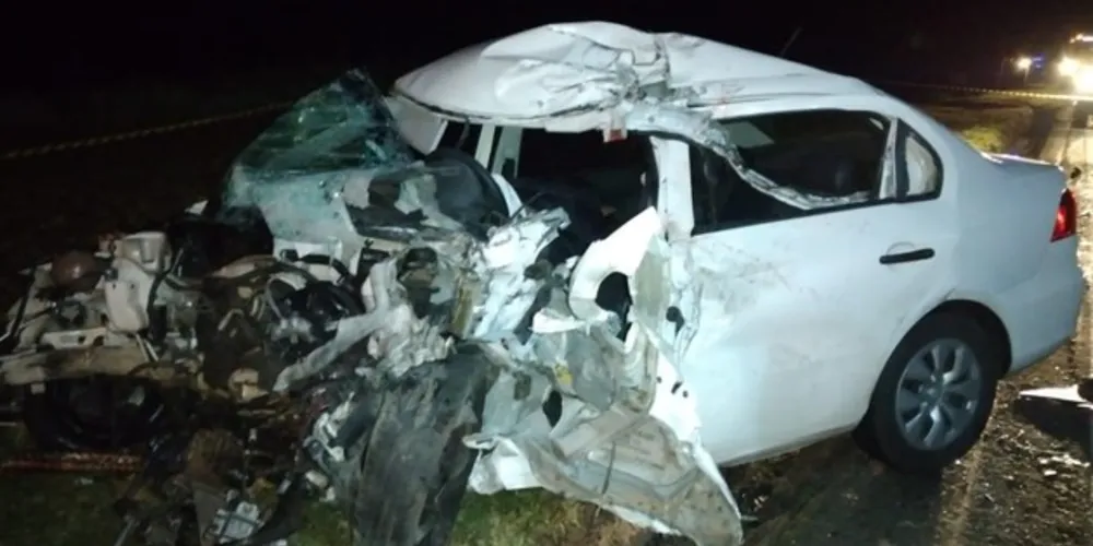 Motorista do Voyage morreu na hora e passageiro foi levado em estado grave ao HU-UEPG