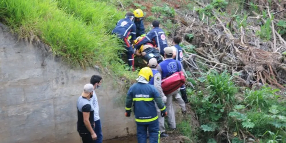 Acidente aconteceu na tarde deste sábado e mobilizou socorristas do Corpo de Bombeiros