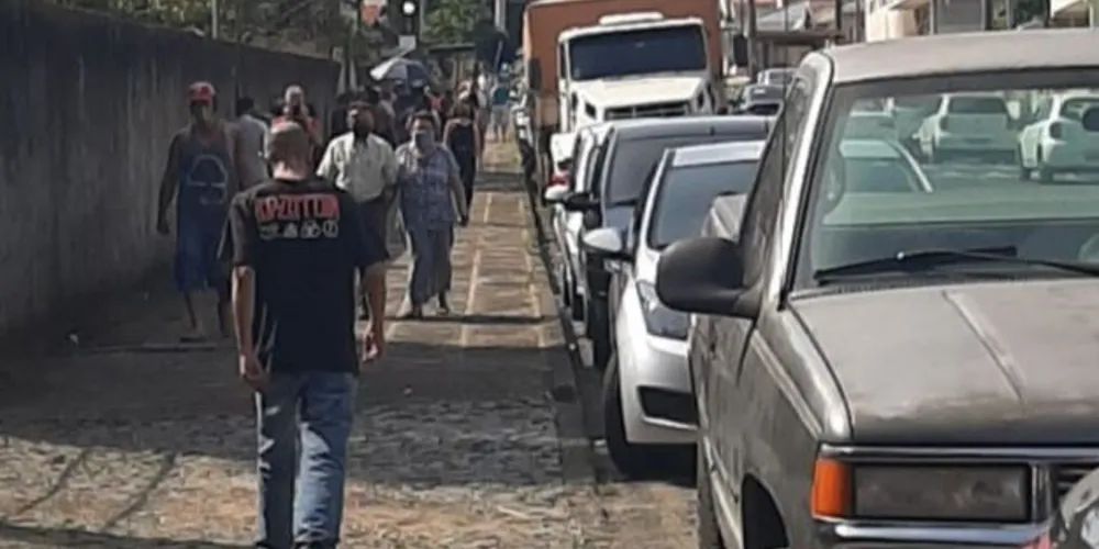 Movimento de pessoas em ruas de acessos aos locais de votação começa a aumentar