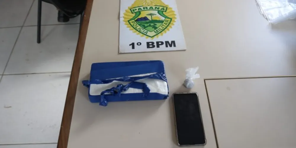 Tablete de maconha estava no assoalho do banco traseiro do carro abordado pela PM