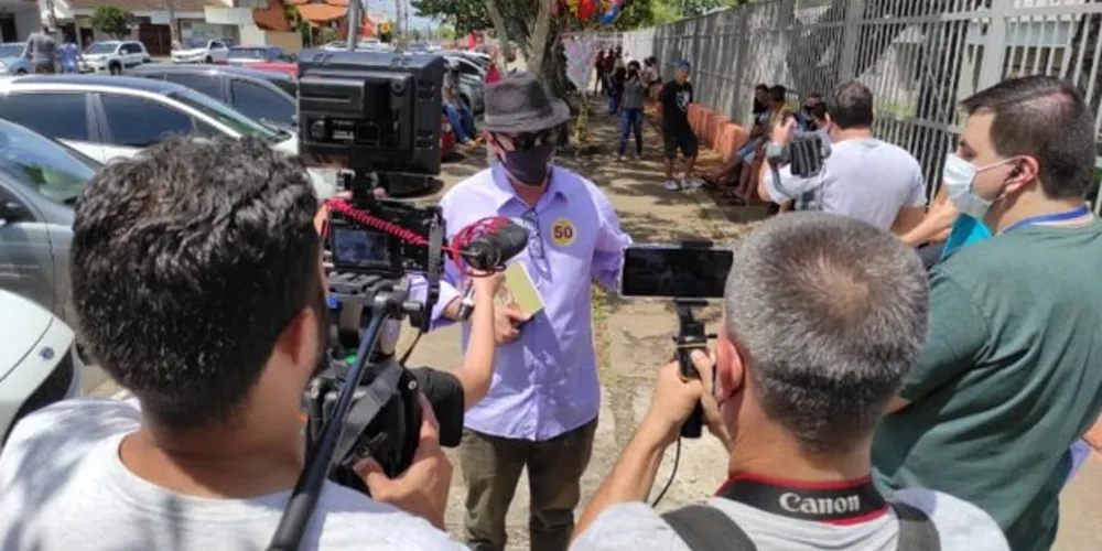 Candidato comemora sucesso de campanha feita com menor orçamento e menor tempo de rádio e TV