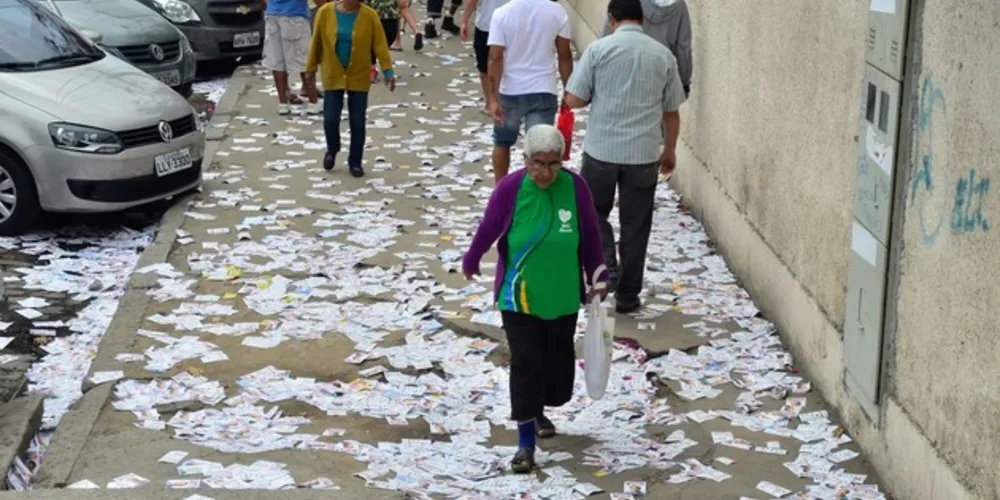 Na capital paulista, a Polícia Federal lavrou outro termo circunstanciado, onde candidata a vereadora e cabos eleitorais foram flagrados na mesma conduta ilícita.