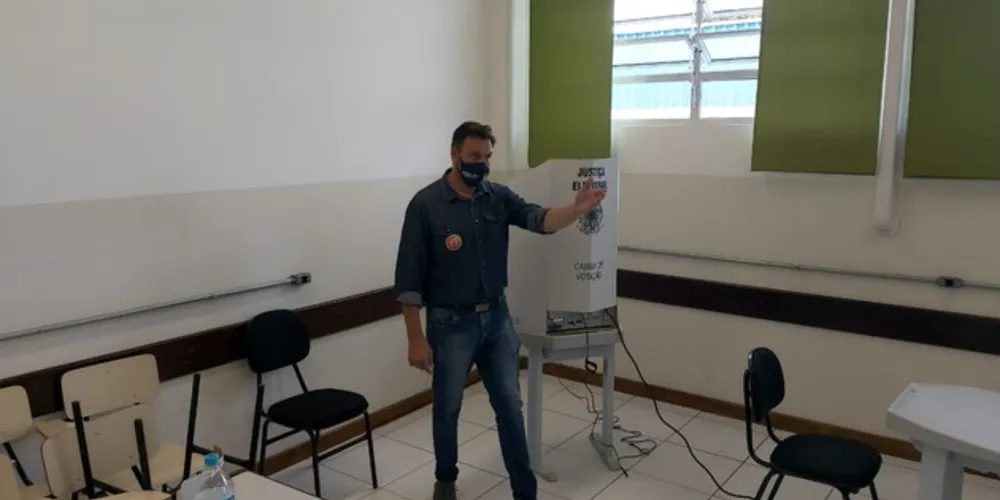 Ele chegou acompanhado da esposa, filhas e de seu vice, Ricardo Zampieri (Republicanos), no Senai, por volta das 11h30.