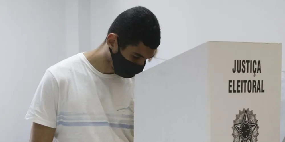Segundo o TRE-RJ, um mesário presidente de seção eleitoral foi agredido por um candidato a vereador e seus seguranças em Nova Iguaçu, na Baixada Fluminense. 