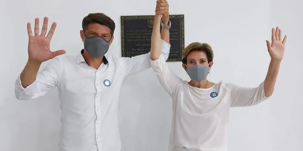 Professora Elizabeth Schmidt e Capitão Saulo comemoram o avanço para o segundo turno