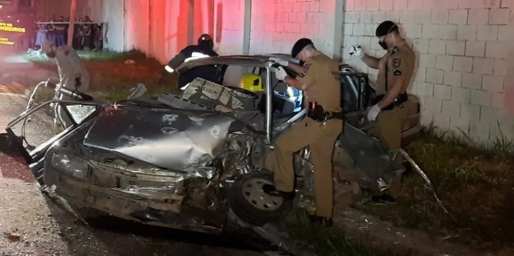 Com o impacto, carro foi parar embaixo da carreta e motorista não resistiu aos ferimentos