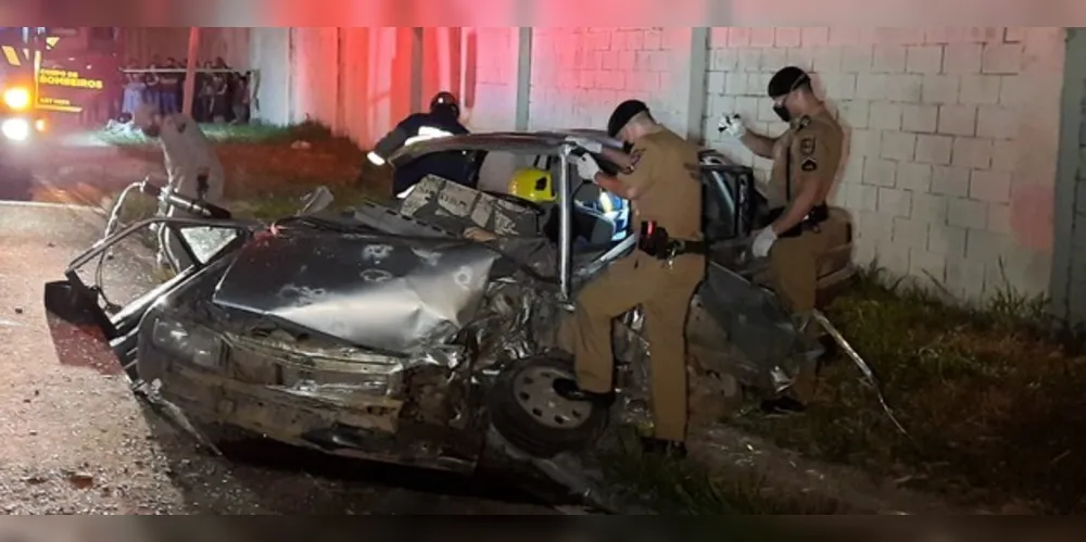Com o impacto, carro foi parar embaixo da carreta e motorista não resistiu aos ferimentos