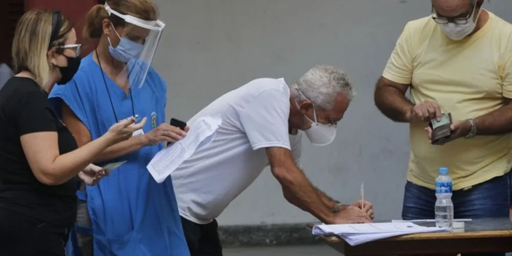 O ex-prefeito Eduardo Paes ficou na primeira colocação no primeiro turno, com 974,8 mil votos (ou 37,01% dos votos válidos).