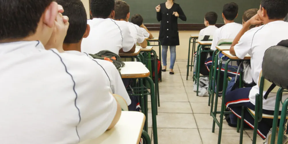 A matrícula na rede pública do Brasil, uma vez demandada, deverá ser facilitada, considerando-se a situação de vulnerabilidade, e será assegurada de imediato.