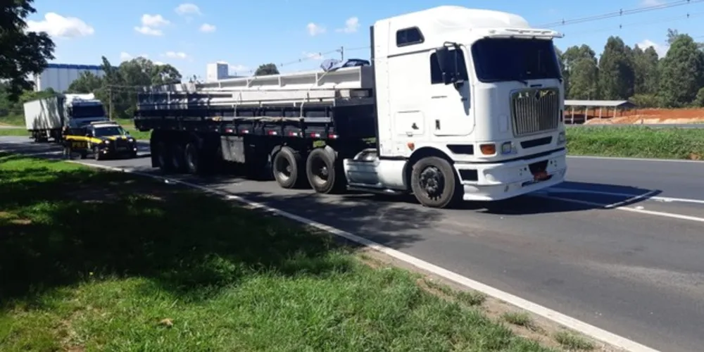 Condutor utilizava um CNH categoria C vencida em 13/10/2019 e incompatível com o veículo que conduzia