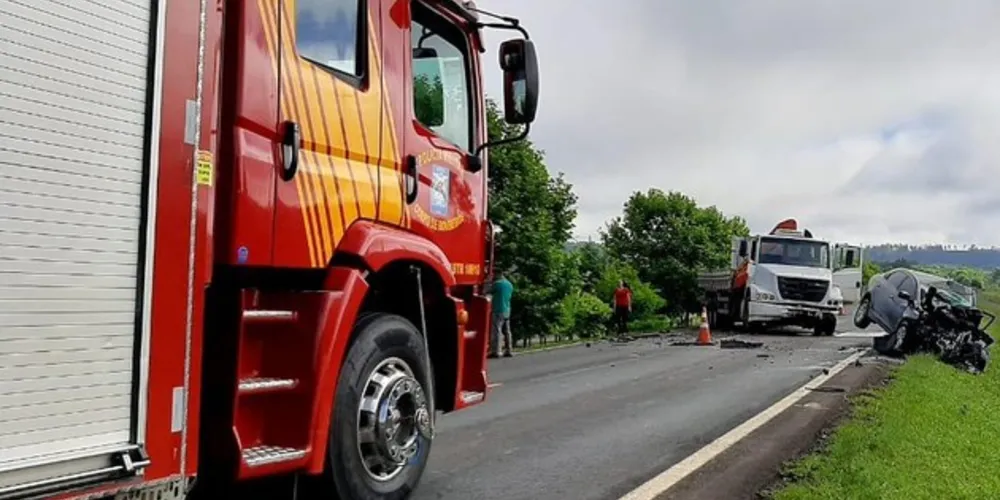 As vítimas ocupavam um carro que bateu de frente contra um caminhão