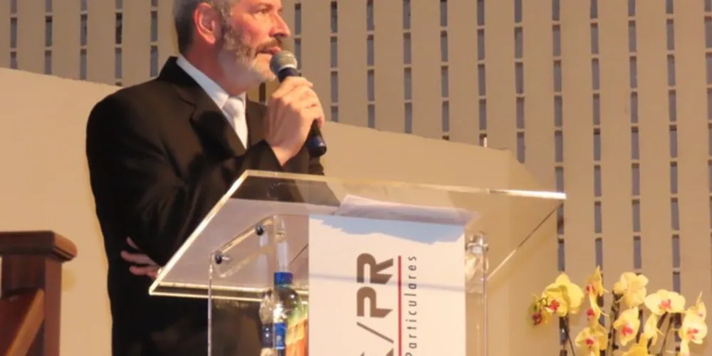 Douglas Oliani assume o cargo que foi, nas últimas duas gestões (2016/2020), da professora Esther Cristina Pereira, de quem foi vice-presidente