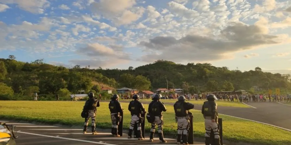 Após a interdição do trânsito no local, os indígenas atacaram aos policiais e apedrejaram as viaturas.