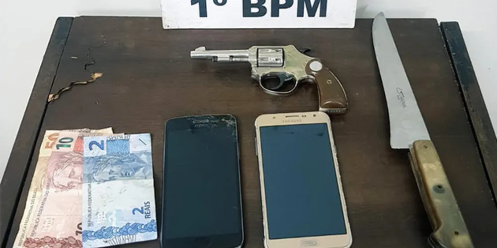 Armas usadas no crime e objetos roubados foram recuperados pela PM