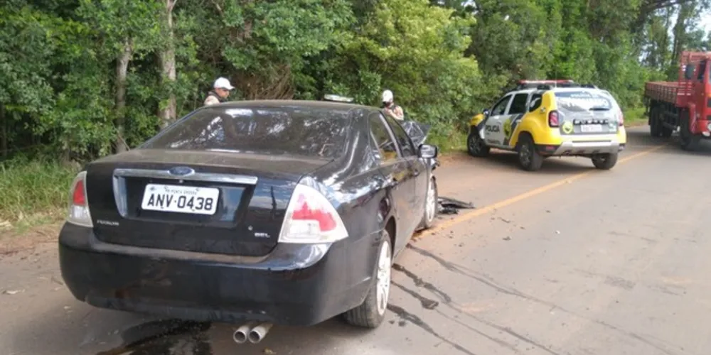 Imagem ilustrativa da imagem Carro bate em árvore e fere duas mulheres em PG