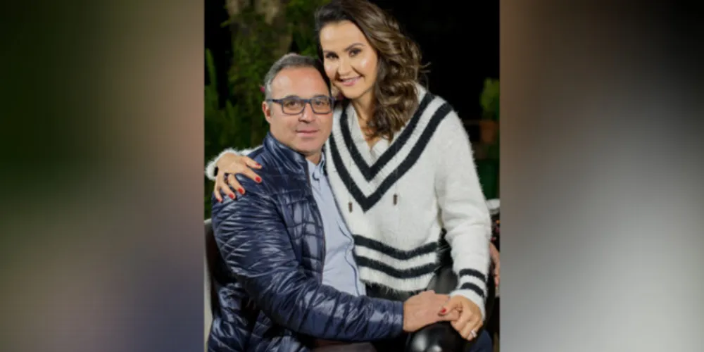 FELICITAÇÕES - O renomado advogado João Paulo Nascimento reserva a quarta-feira (18), para celebrar a troca de idade. Vale ressaltar que seu escritório de advogados associados é um referencial na região dos Campos Gerais, pelo extremo profissionalismo e competência. No registro especial, João Paulo, sua esposa Cynthia Nascimento. Da coluna RC os votos de plenas realizações