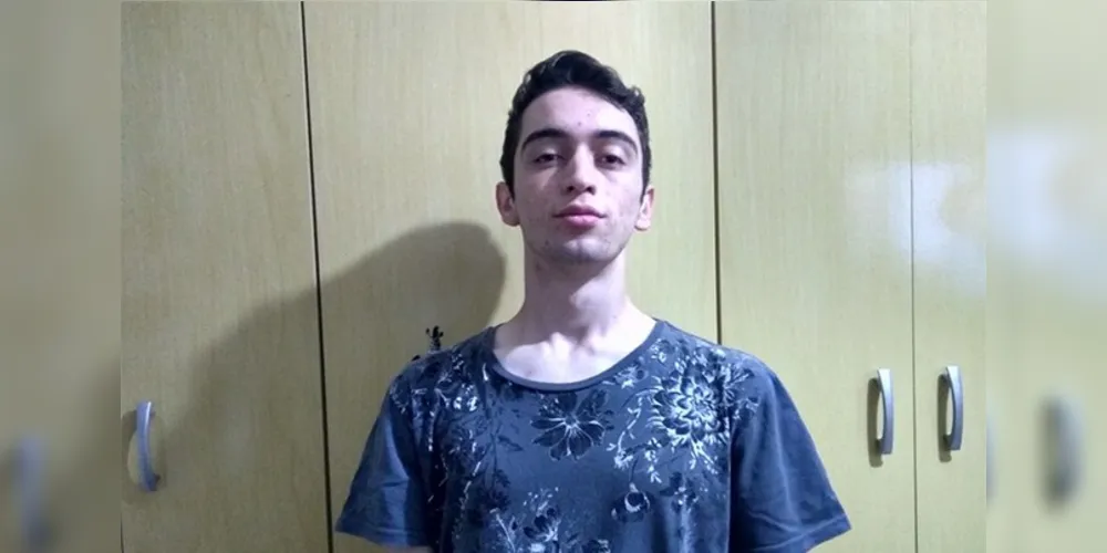 Murillo Emanuel de Lara estagiou no Banco do Brasil por dois anos como menor aprendiz e lá realizou atividades de cunho administrativo e de gestão. Realizou também cursos de informática básica e avançada, assim como o curso de inglês. Atualmente, é graduando do curso de Administração na UEPG.