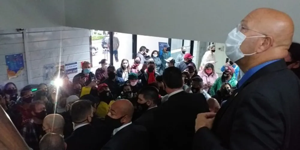 Aproximadamente 300 educadores ocuparam a Assembleia Legislativa do Paraná 