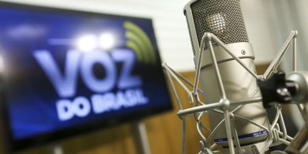 Segundo a AGU, a motivação da veiculação em horário fixo é "para que as informações de interesse público cheguem ao maior número de brasileiros possível."