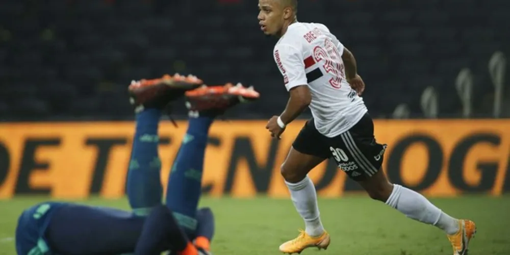 No início do jogo, mesmo com o Flamengo tentando forçar a marcação, quem teve a melhor chance foi o dono da casa. 