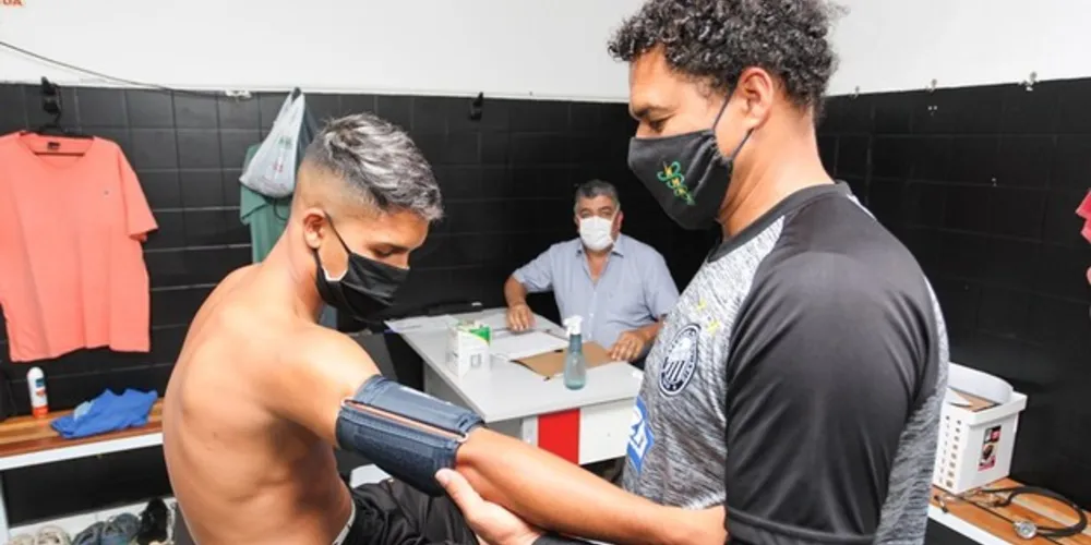 Na apresentação, os atletas e membros da comissão técnica realizaram os testes de Covid-19. 