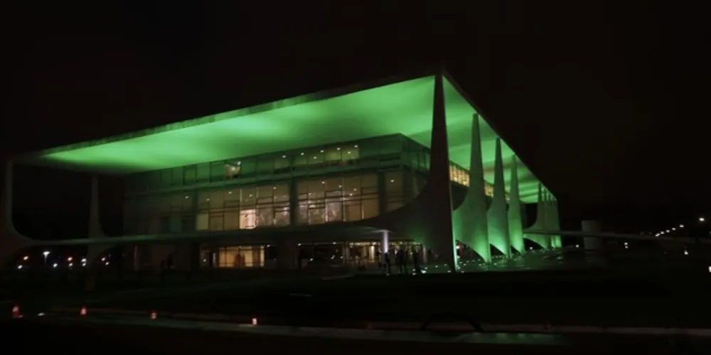 Às 12h, Bolsonaro participa de uma cerimônia pelo Dia da Bandeira, celebrado neste 19 de novembro.