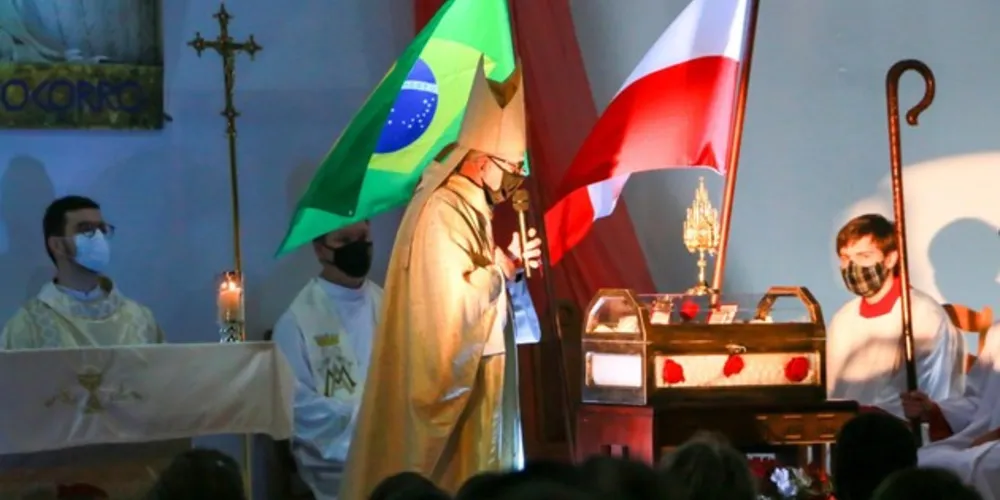 Celebração reuniu muitos devotos apesar da chuva e do frio