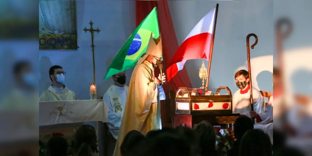 Celebração reuniu muitos devotos apesar da chuva e do frio