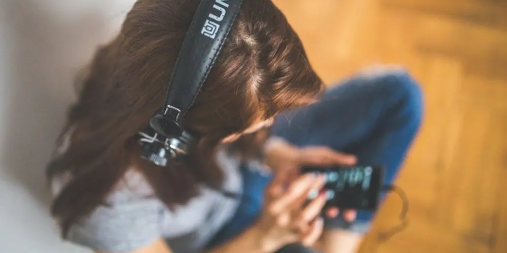 O material é gratuito, está disponível para todo o país e também pode ser veiculado livremente por emissoras de rádio, sejam públicas, comerciais ou comunitárias.