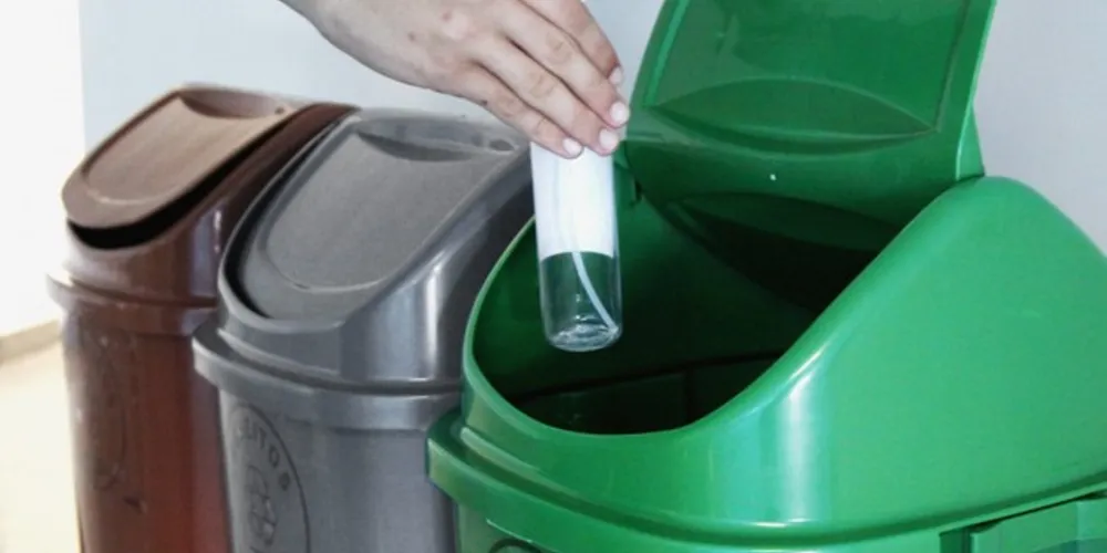 Cada kit é composto por 3 lixeiras, nas cores verde, marrom e cinza.
