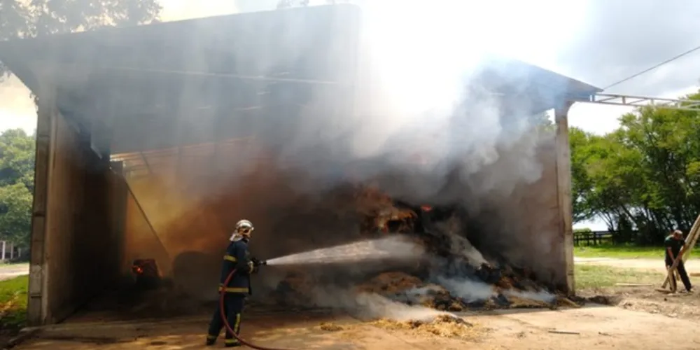Imagem ilustrativa da imagem Incêndio em barracão mobiliza Corpo de Bombeiros