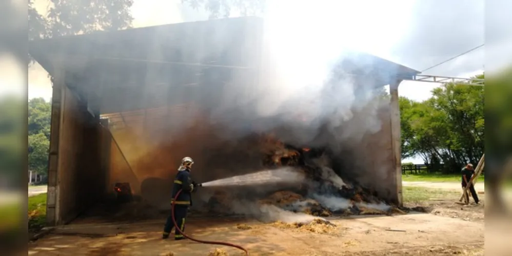 Imagem ilustrativa da imagem Incêndio em barracão mobiliza Corpo de Bombeiros