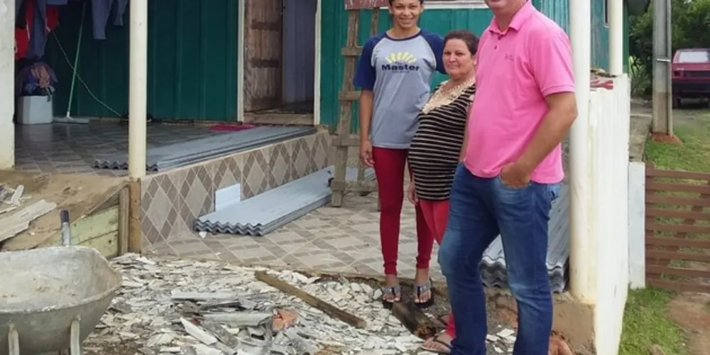 Julio Kuller visitou moradores do distrito de Uvaia (foto: Divulgação)