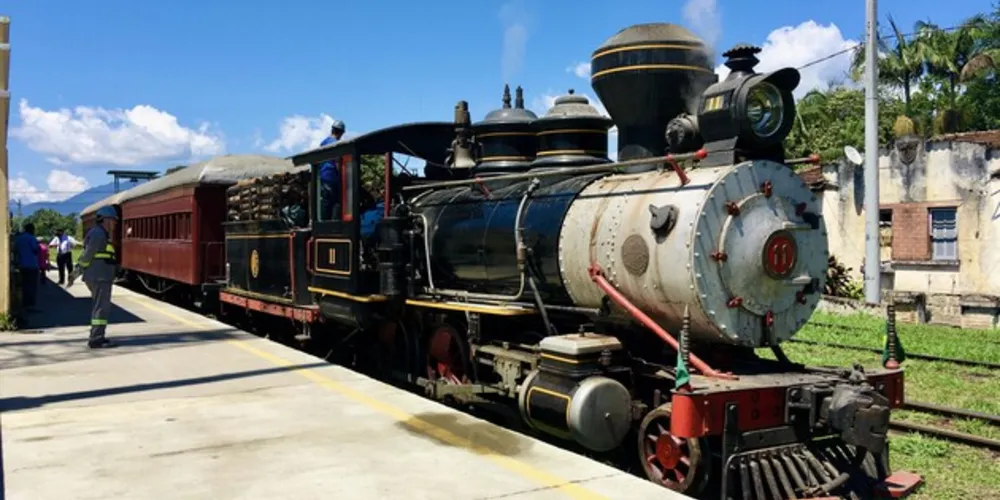 Principal atrativo do passeio é a Maria Fumaça Mogul 11, que foi fabricada em 1884 e é a mais antiga locomotiva a vapor em operação regular no Brasil.