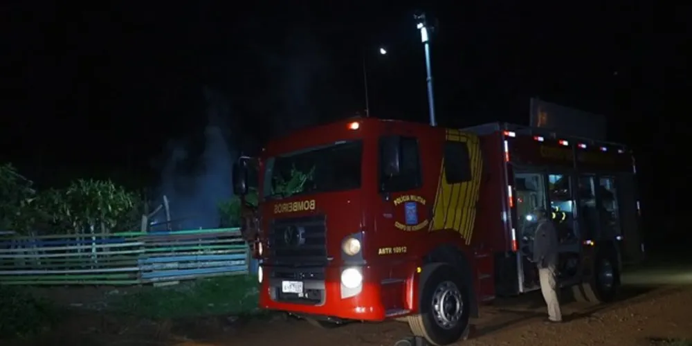 Por sorte, idosa não estava em casa quando o fogo começou e não sofreu ferimentos