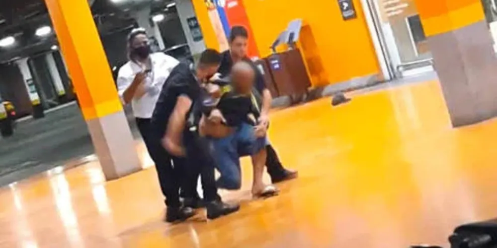 Beto Freitas foi espancado e asfixiado até a morte dentro de mercado