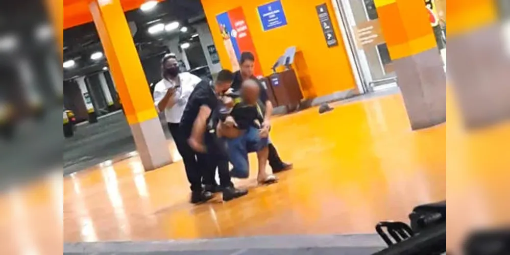 Beto Freitas foi espancado e asfixiado até a morte dentro de mercado
