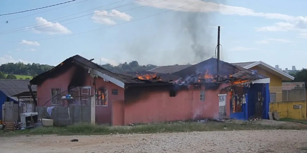 Moradores conseguiram sair a tempo das residências e escaparam ilesos do crime