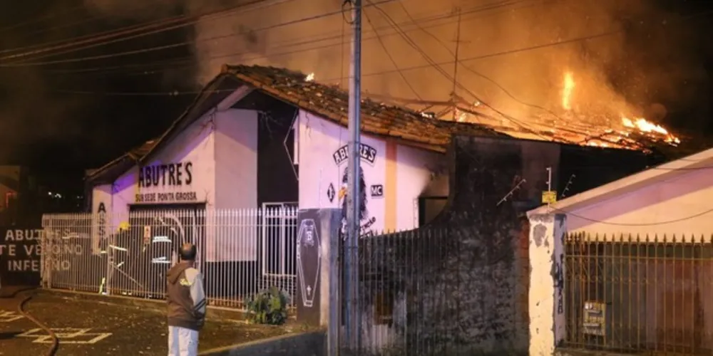 Sede do clube foi totalmente tomada pelo fogo em poucos minutos 