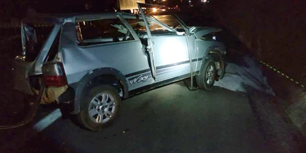 Um dos ocupantes do carro morreu na hora e outro foi parar numa canaleta gravemente ferido