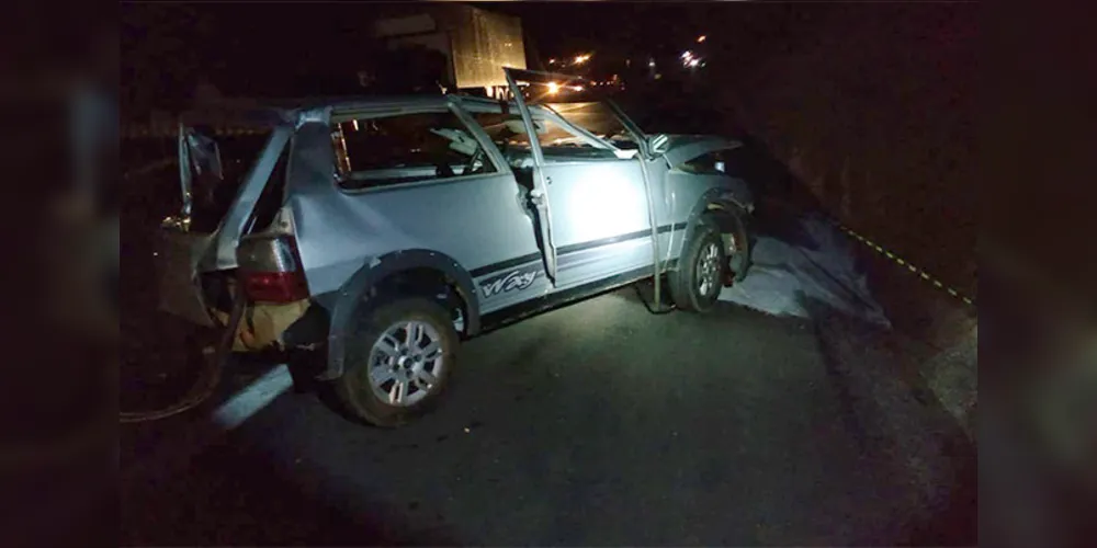 Um dos ocupantes do carro morreu na hora e outro foi parar numa canaleta gravemente ferido