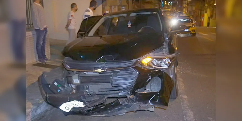 Acidente aconteceu no cruzamento das ruas Coronel Dulcídio com Doutor Colares, no centro da cidade