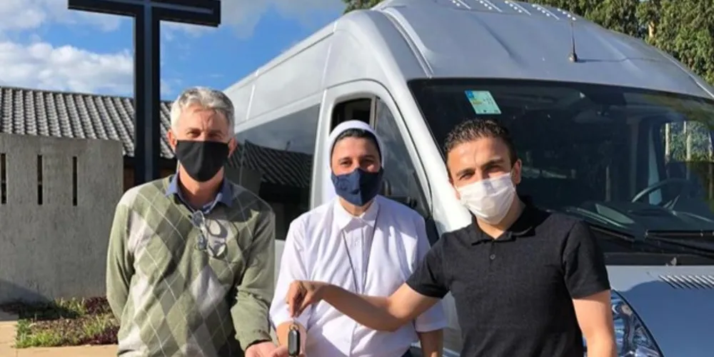 A van de 16 lugares vai contribuir para o transporte de mulheres em tratamento de dependência química para atendimentos médicos e atividades culturais