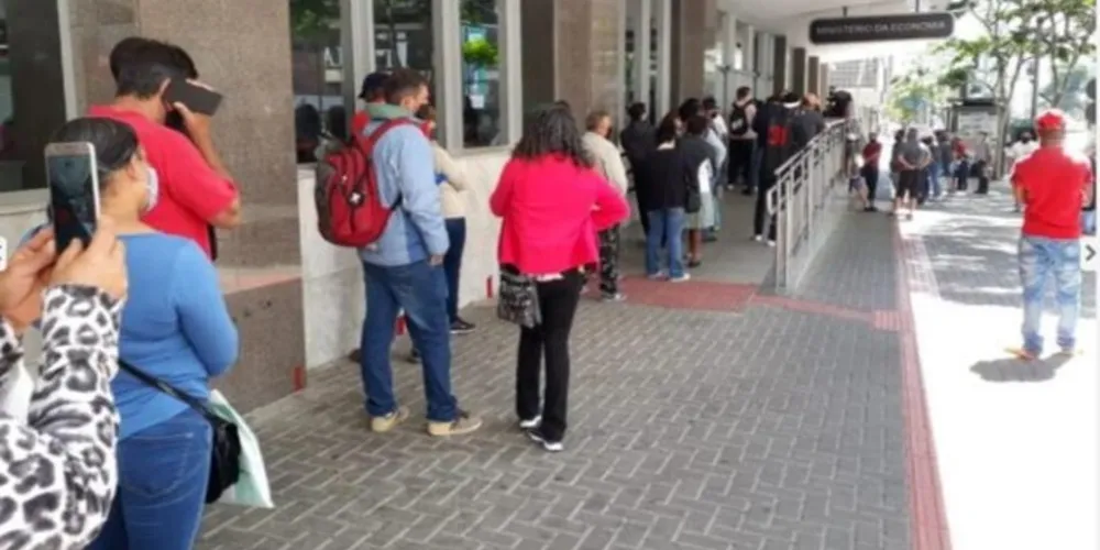 Houve confusão e os servidores acionaram a Polícia Militar (PM) para conter os ânimos de quem estava na fila