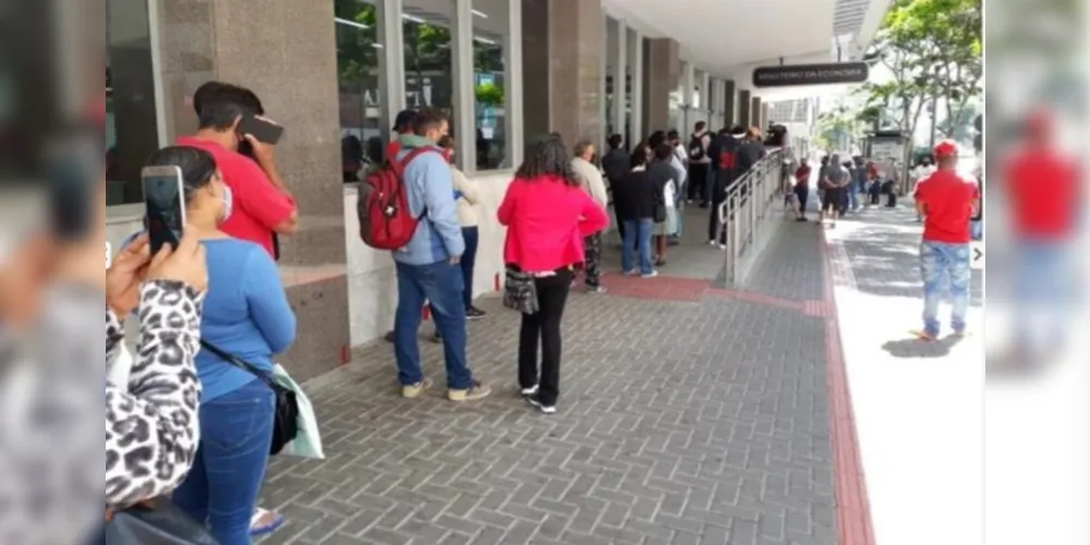 Houve confusão e os servidores acionaram a Polícia Militar (PM) para conter os ânimos de quem estava na fila