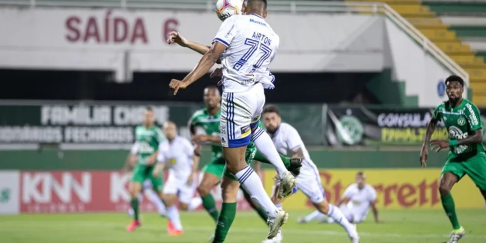 Raposa vence por 1 a 0 e se afasta da zona de rebaixamento