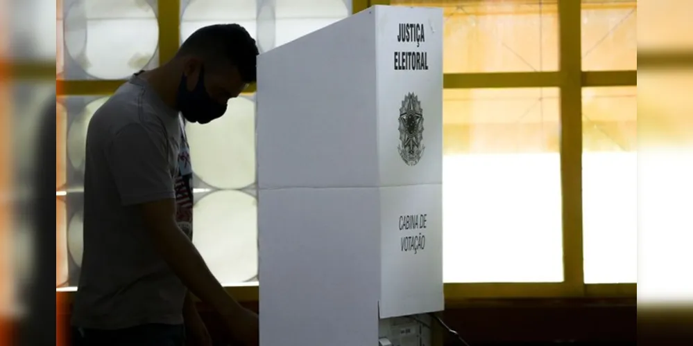 Um aplicativo chamado “Boletim na Mão” possibilita ao eleitor ler uma cópia digital dos boletins de urna no próprio celular ou tablet. 