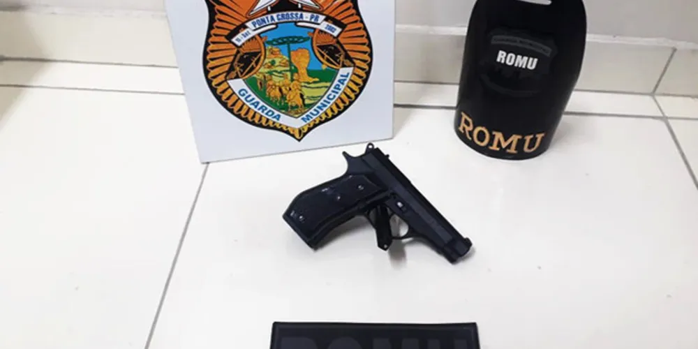 Suspeito usou arma para ameaçar as vítimas e ainda fugiu levando o dinheiro do programa