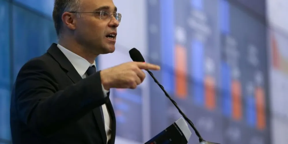 Mendonça é o 13º ministro do governo federal a ter sido infectado pela doença. 