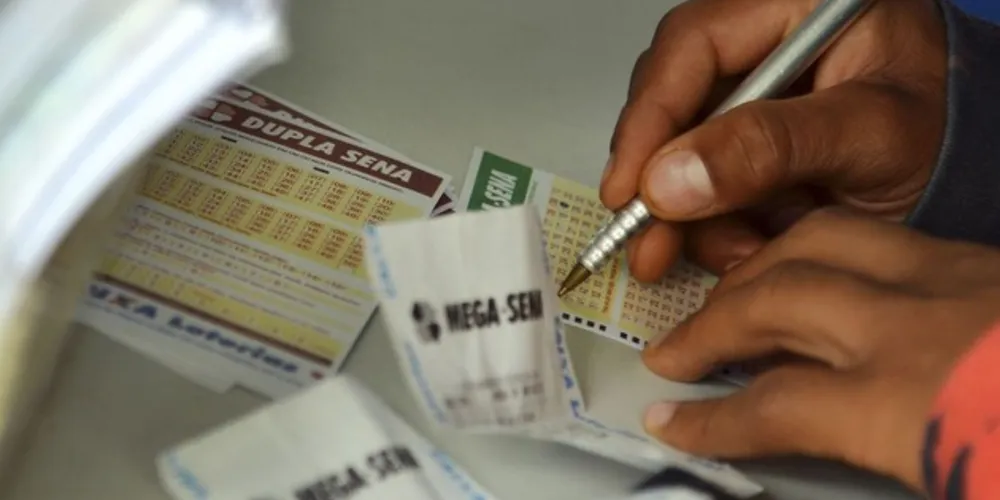 De acordo com a Caixa, o valor do prêmio principal, caso aplicado na poupança, renderia no primeiro mês R$ 3,4 mil. O valor da aposta simples, com seis números, custa R$ 4,50.